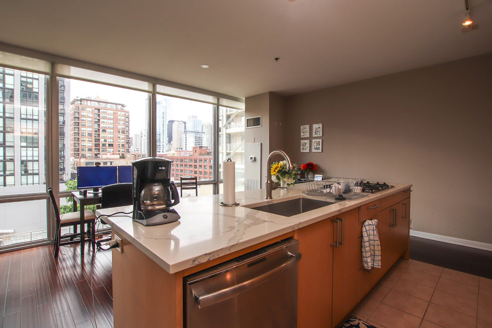 653 N Kingsbury Street Unit: 806