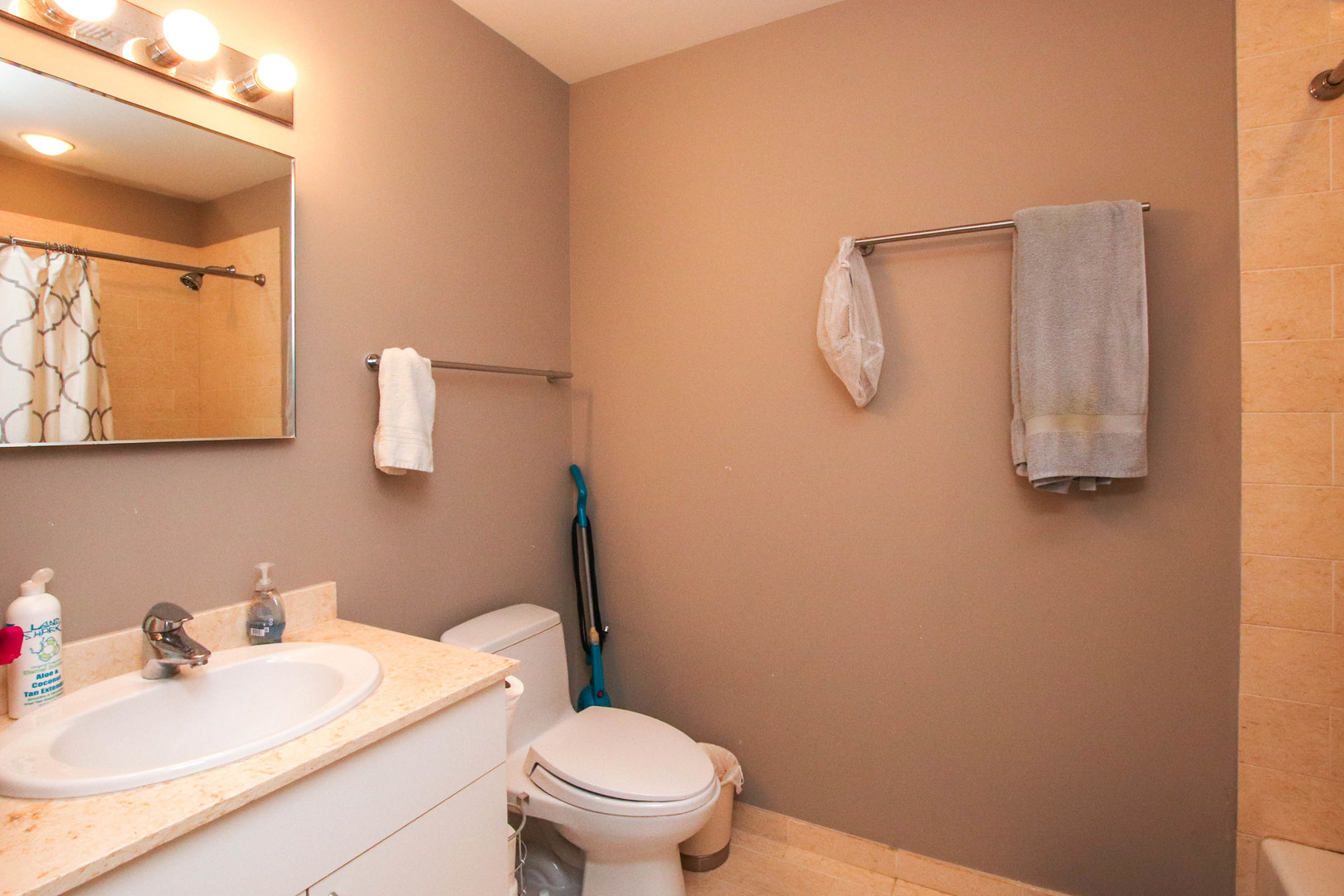 653 N Kingsbury Street Unit: 806