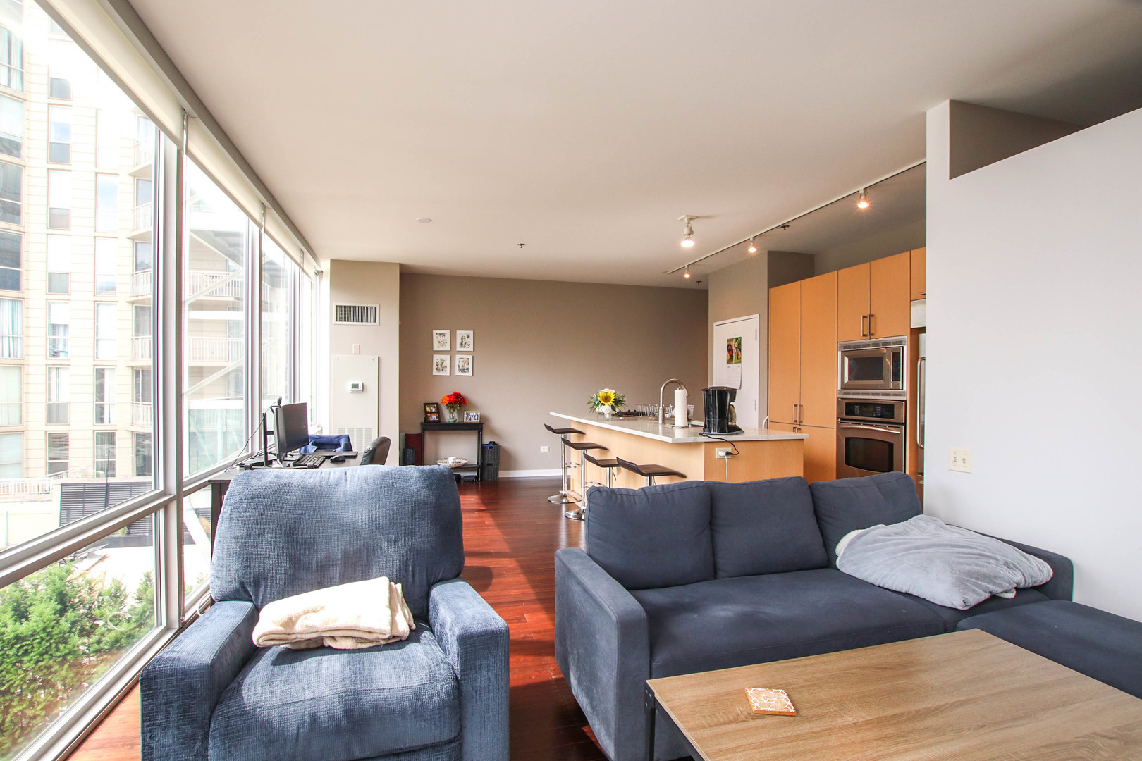 653 N Kingsbury Street Unit: 806