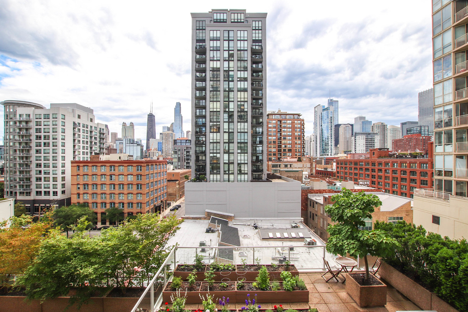 653 N Kingsbury Street Unit: 806