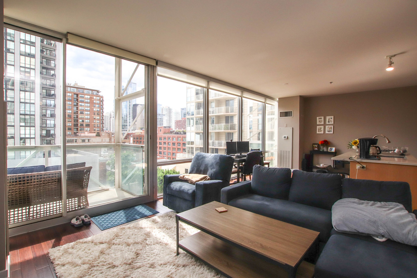 653 N Kingsbury Street Unit: 806