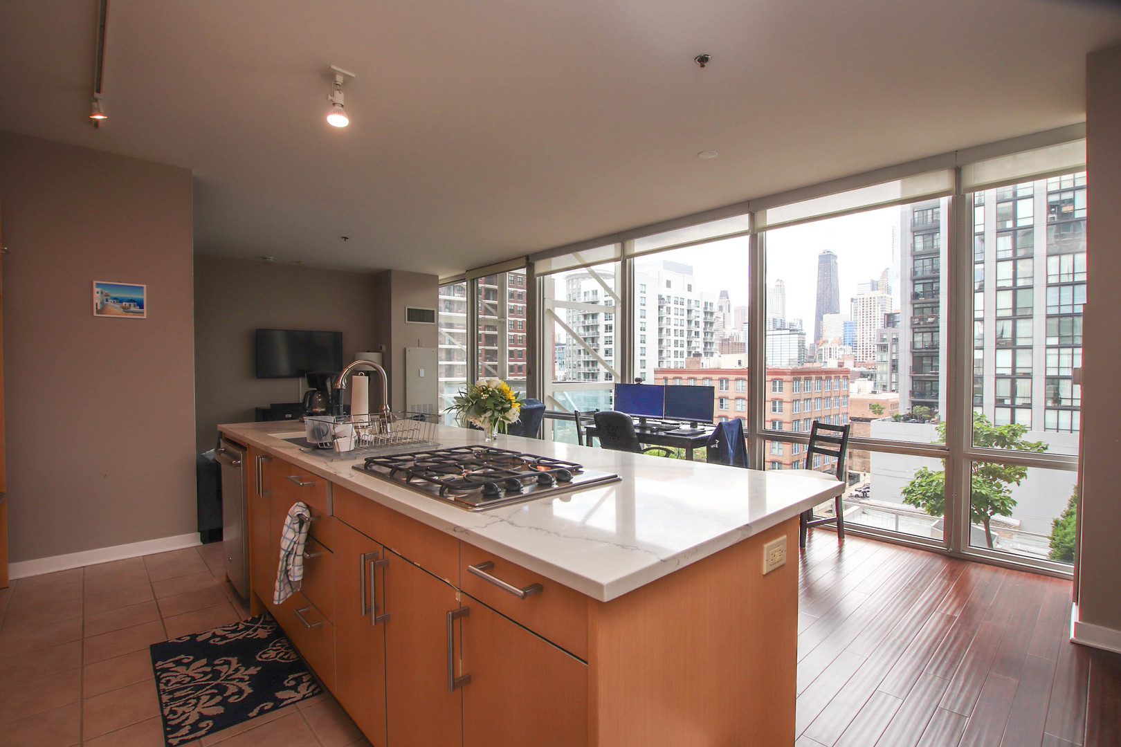 653 N Kingsbury Street Unit: 806