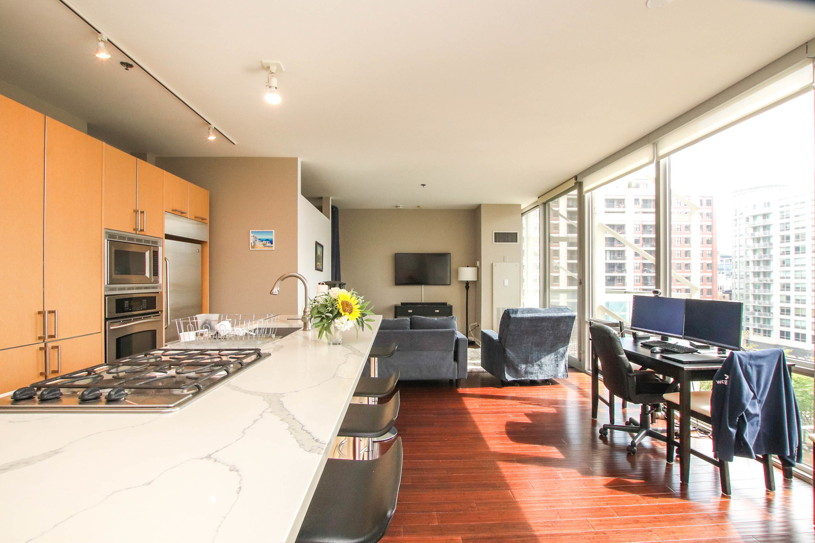 653 N Kingsbury Street Unit: 806