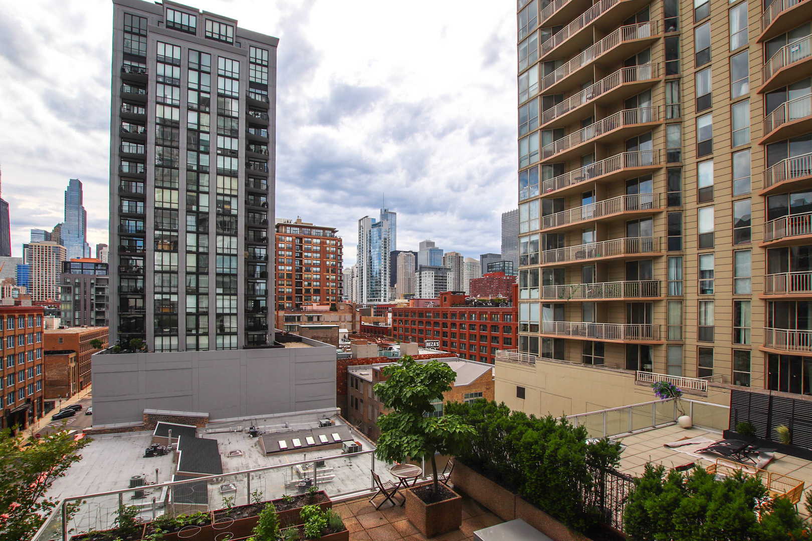 653 N Kingsbury Street Unit: 806