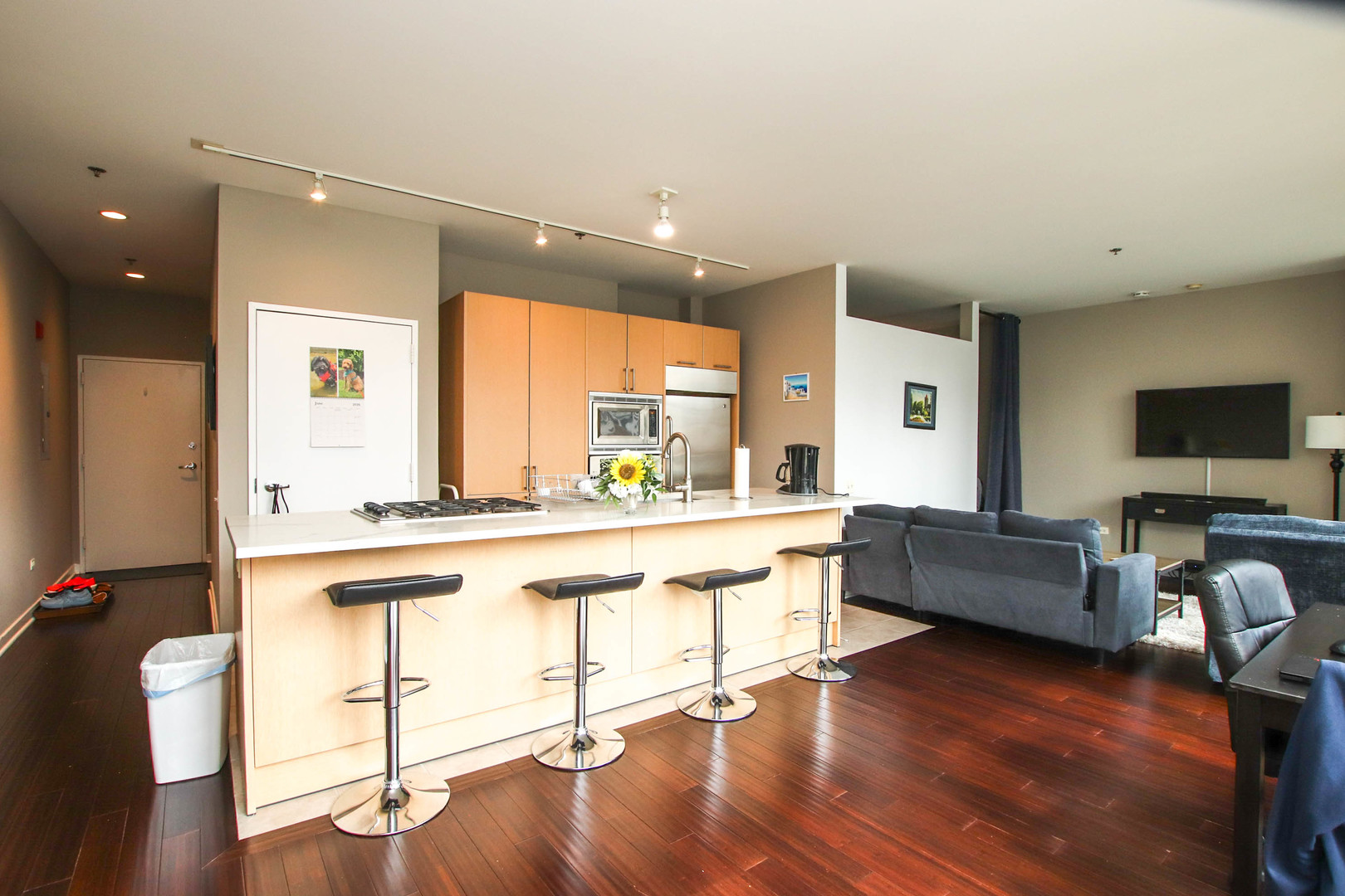 653 N Kingsbury Street Unit: 806