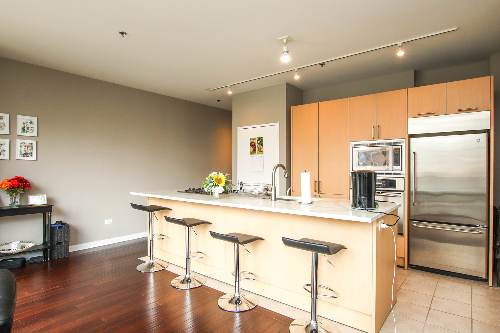653 N Kingsbury Street Unit: 806