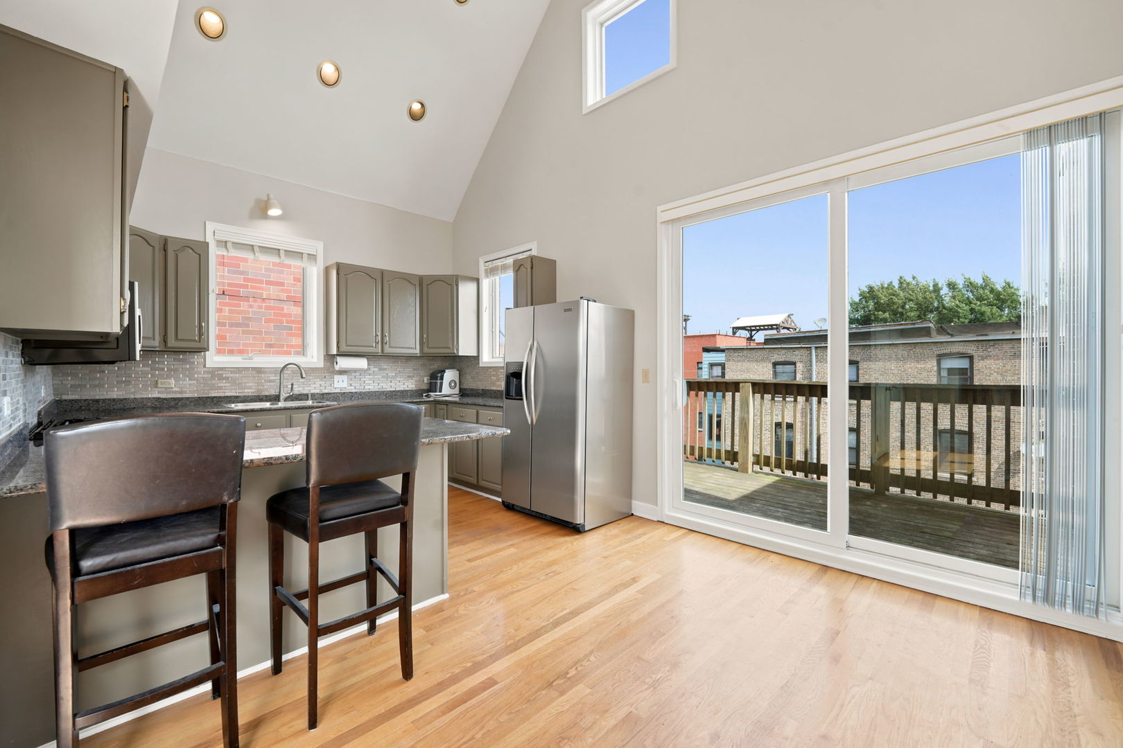 920 W Wolfram Street Unit: 4