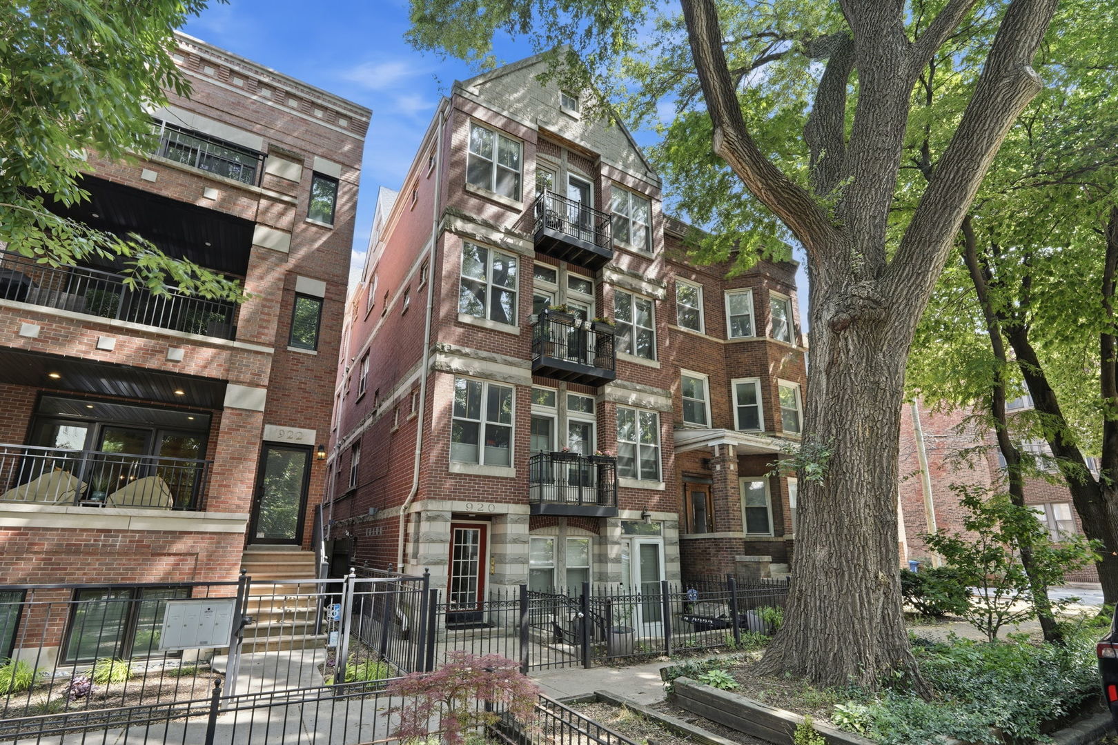920 W Wolfram Street Unit: 4