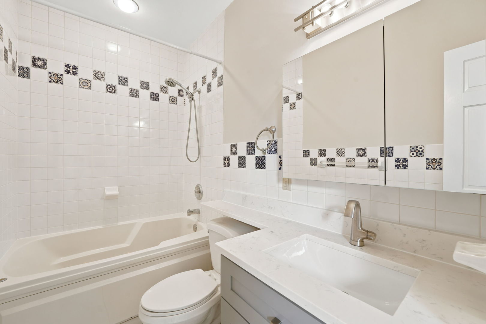 920 W Wolfram Street Unit: 4