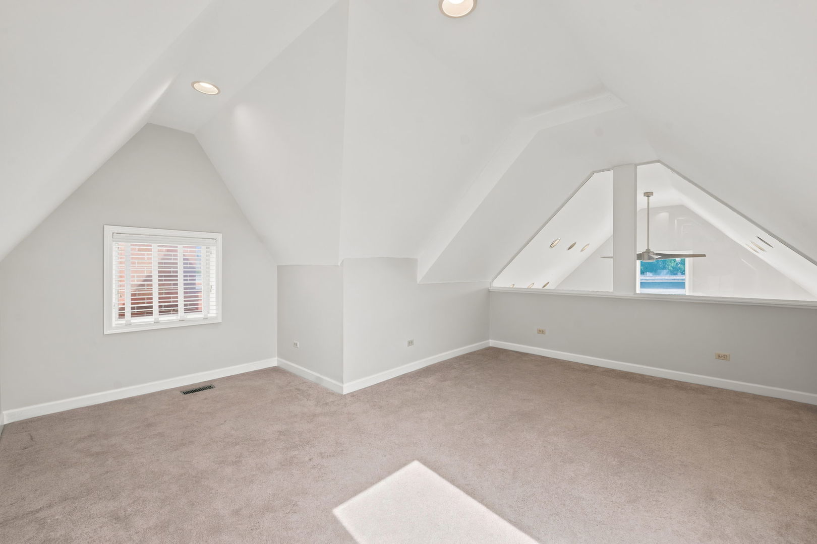 920 W Wolfram Street Unit: 4