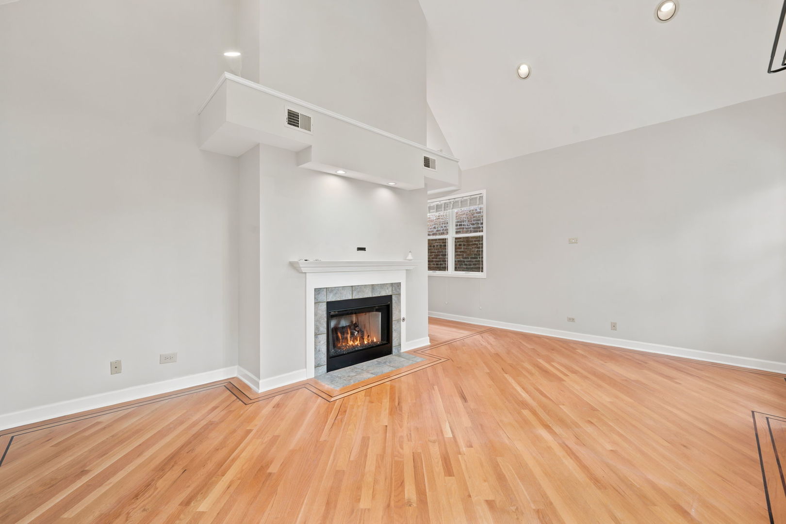 920 W Wolfram Street Unit: 4