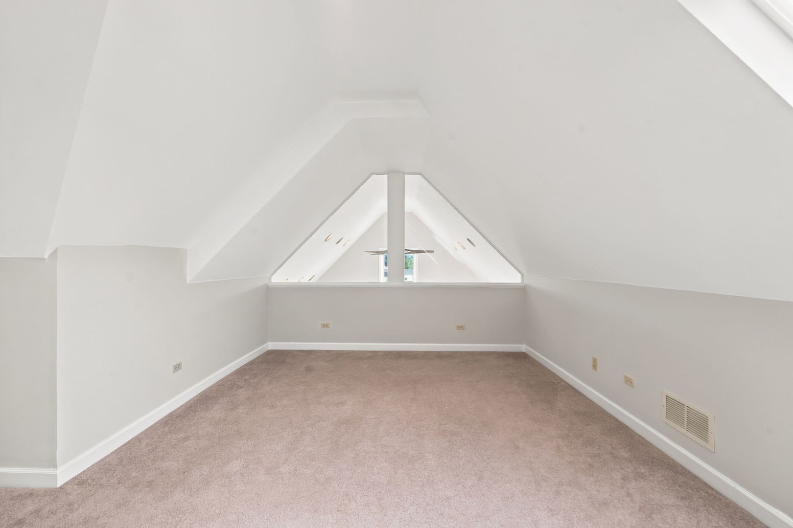 920 W Wolfram Street Unit: 4