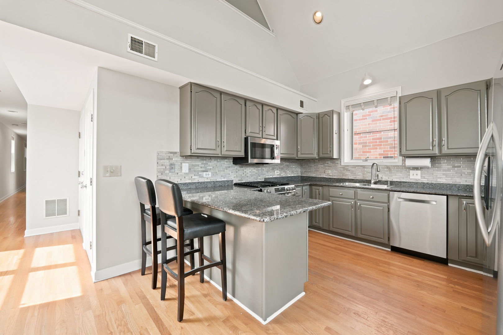 920 W Wolfram Street Unit: 4