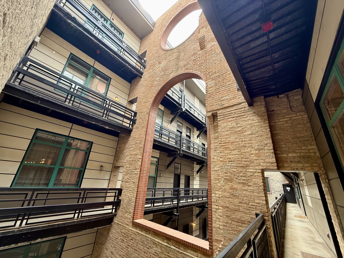 312 N May Street Unit: 4H