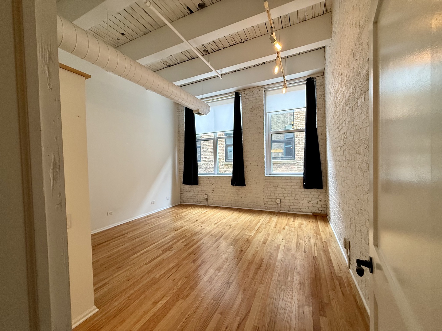 312 N May Street Unit: 4H