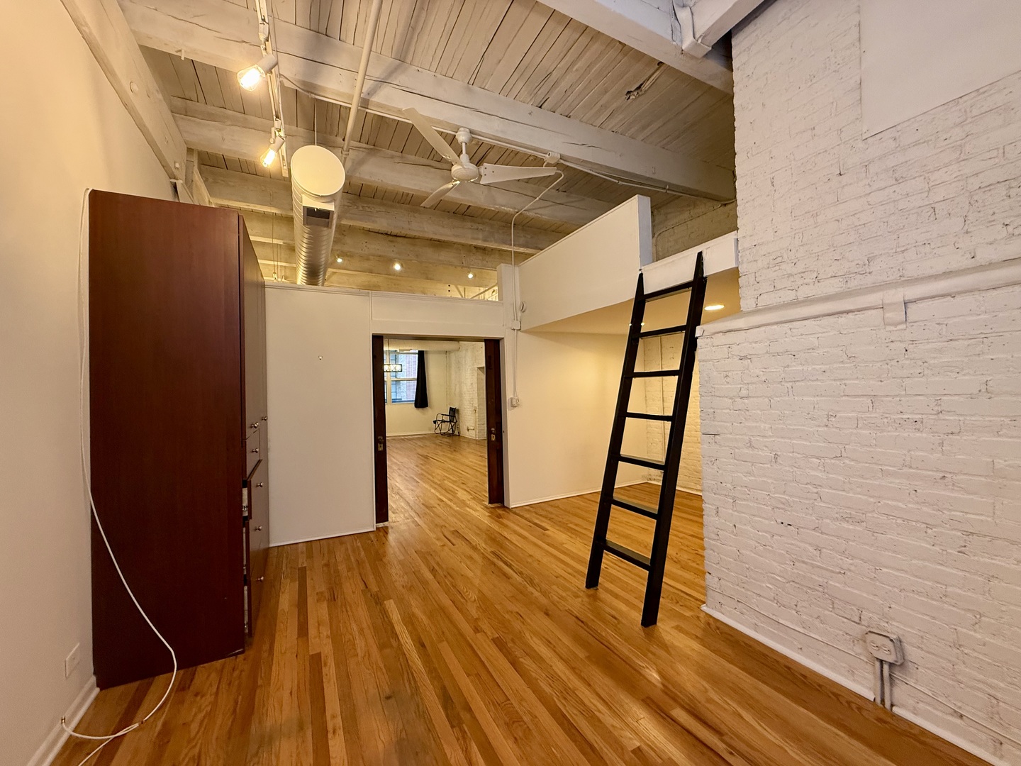 312 N May Street Unit: 4H