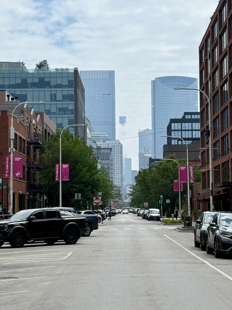 312 N May Street Unit: 4H
