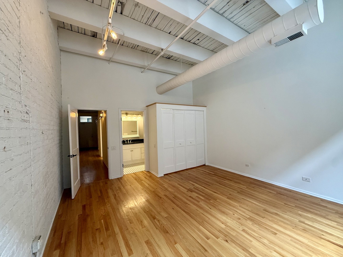 312 N May Street Unit: 4H