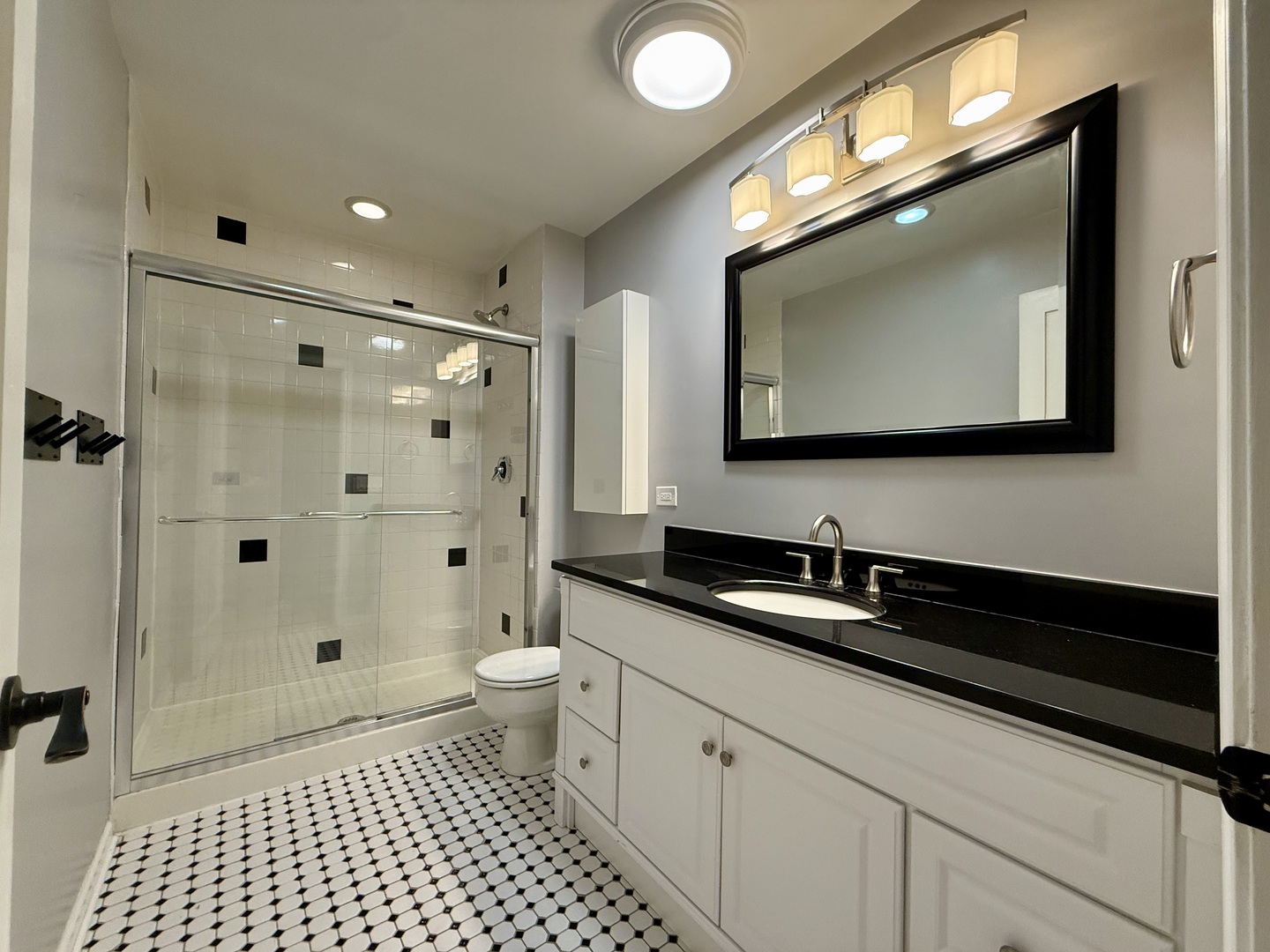 312 N May Street Unit: 4H