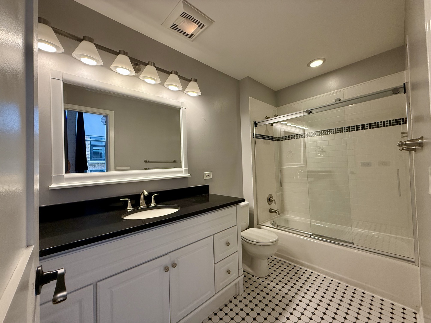 312 N May Street Unit: 4H