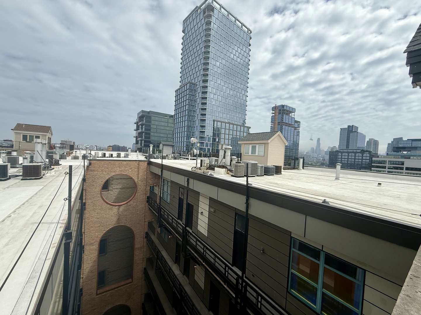 312 N May Street Unit: 4H