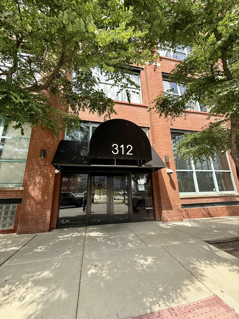 312 N May Street Unit: 4H