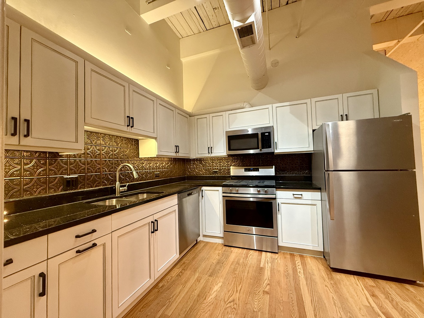 312 N May Street Unit: 4H