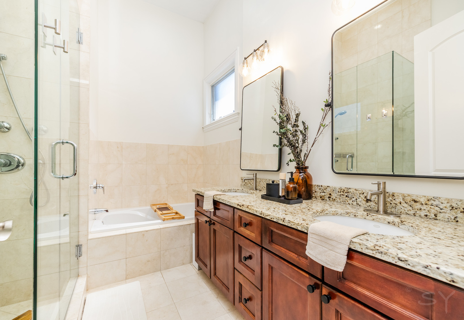 1536 N Artesian Avenue Unit: 3