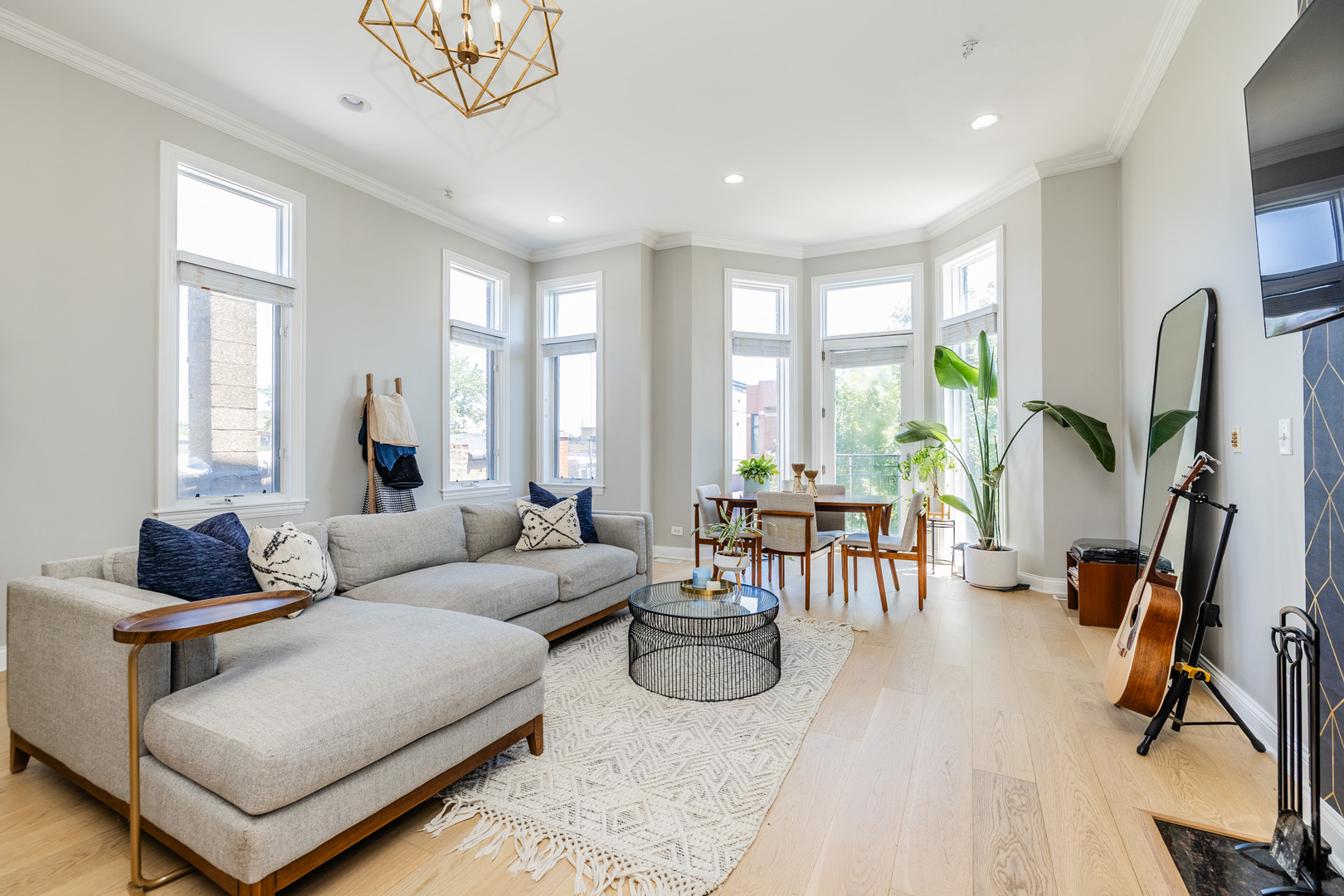 1536 N Artesian Avenue Unit: 3
