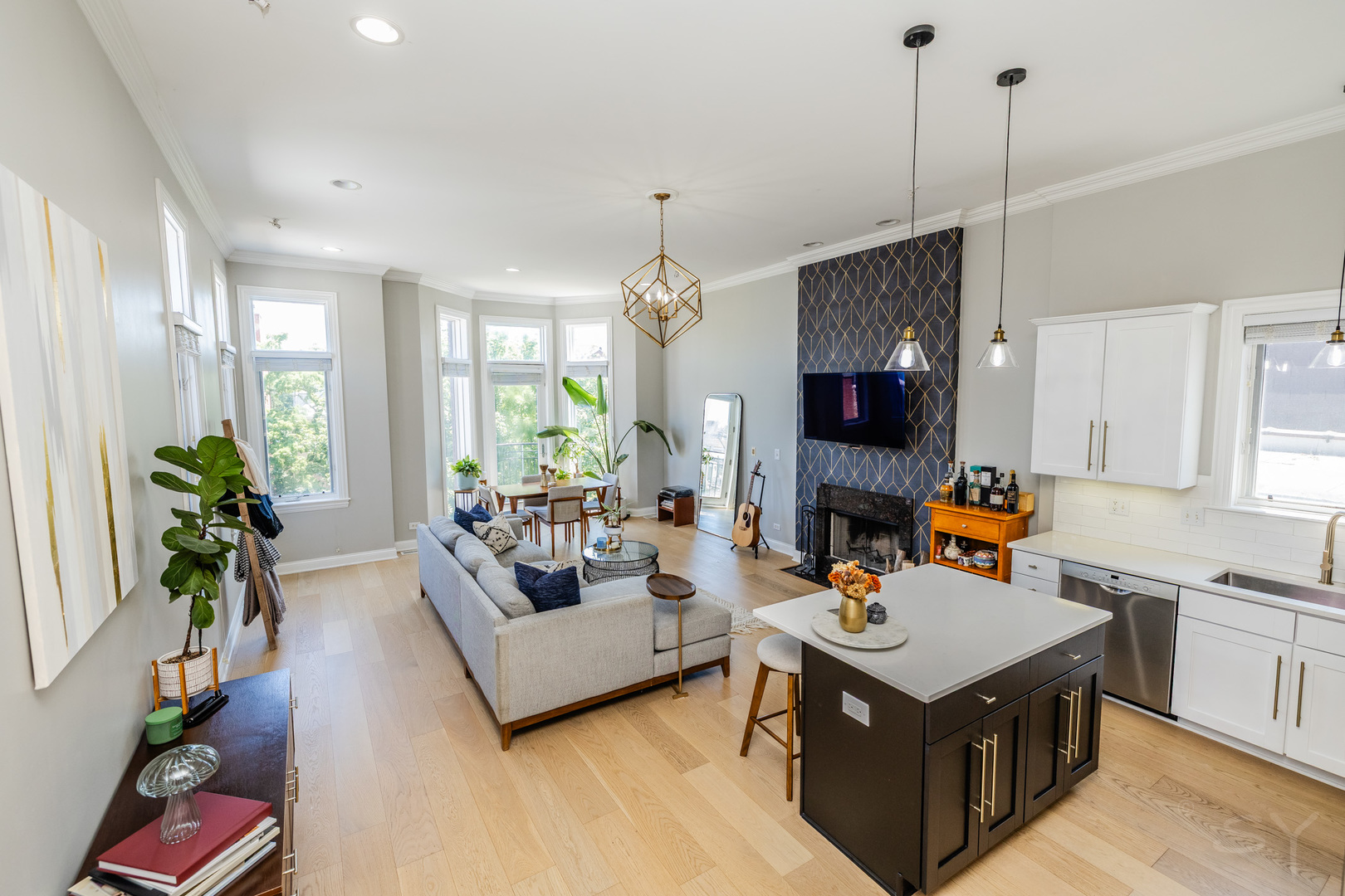 1536 N Artesian Avenue Unit: 3
