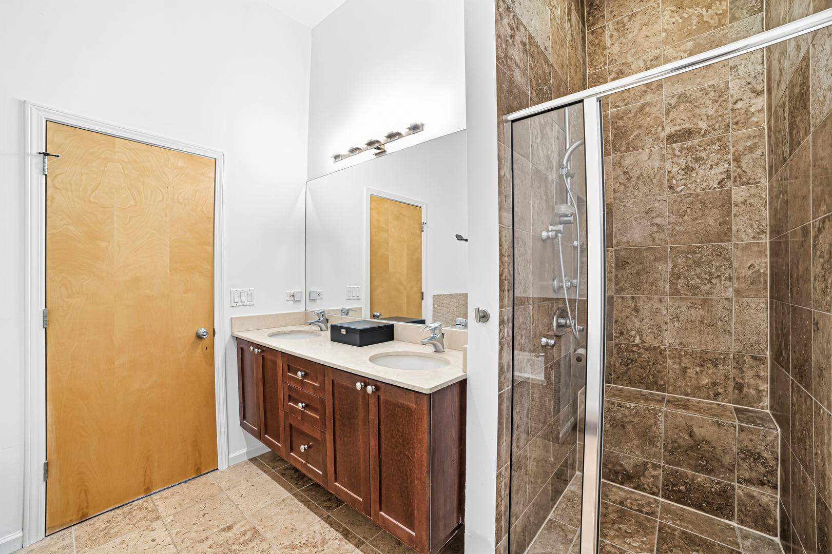 1525 N MILWAUKEE Avenue Unit: 2R