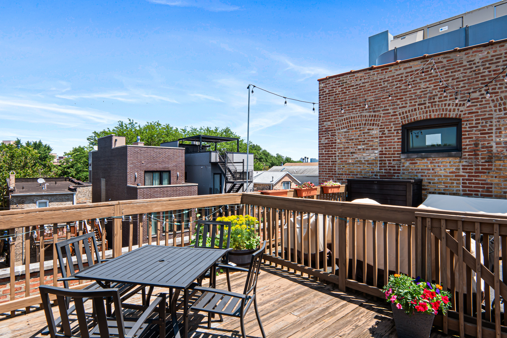 1525 N MILWAUKEE Avenue Unit: 2R
