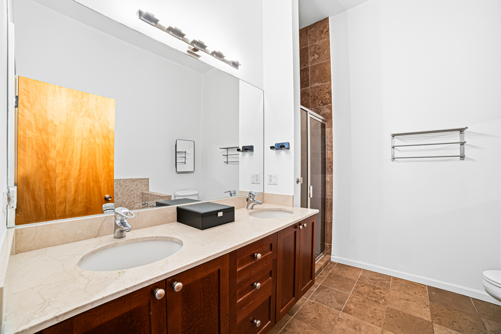 1525 N MILWAUKEE Avenue Unit: 2R