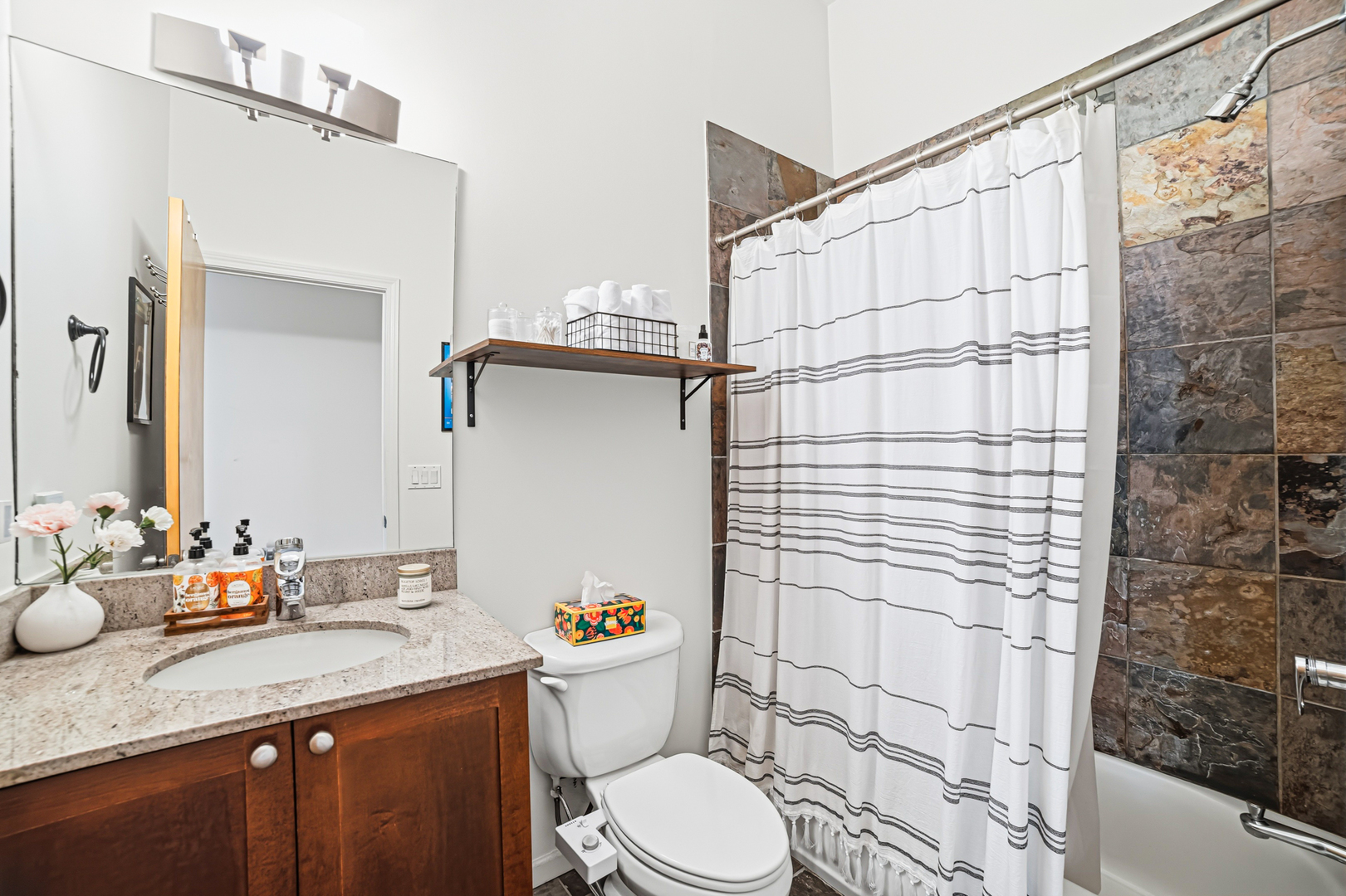 1525 N MILWAUKEE Avenue Unit: 2R