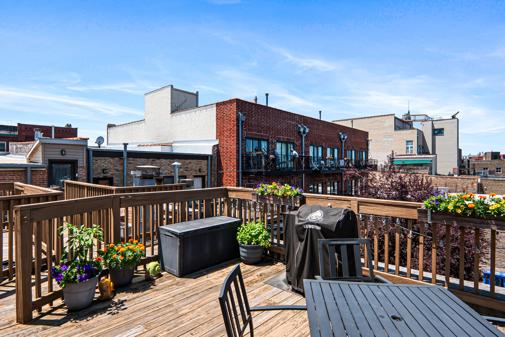 1525 N MILWAUKEE Avenue Unit: 2R