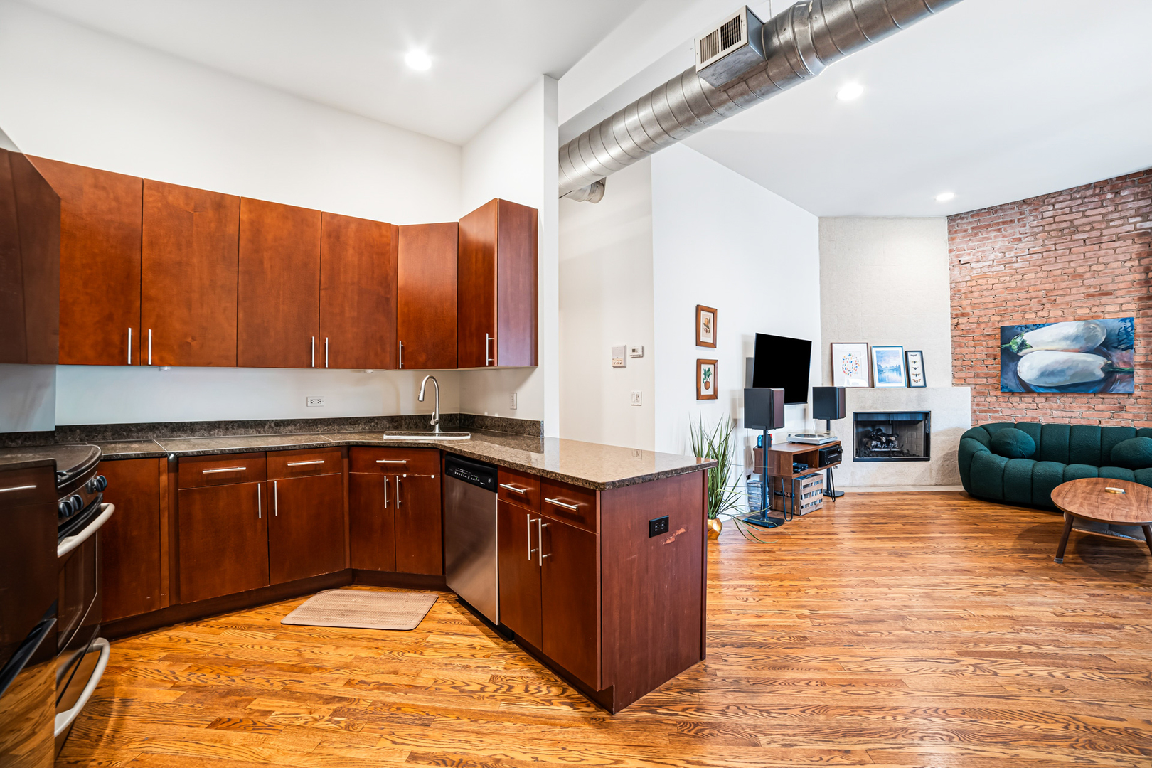 1525 N MILWAUKEE Avenue Unit: 2R