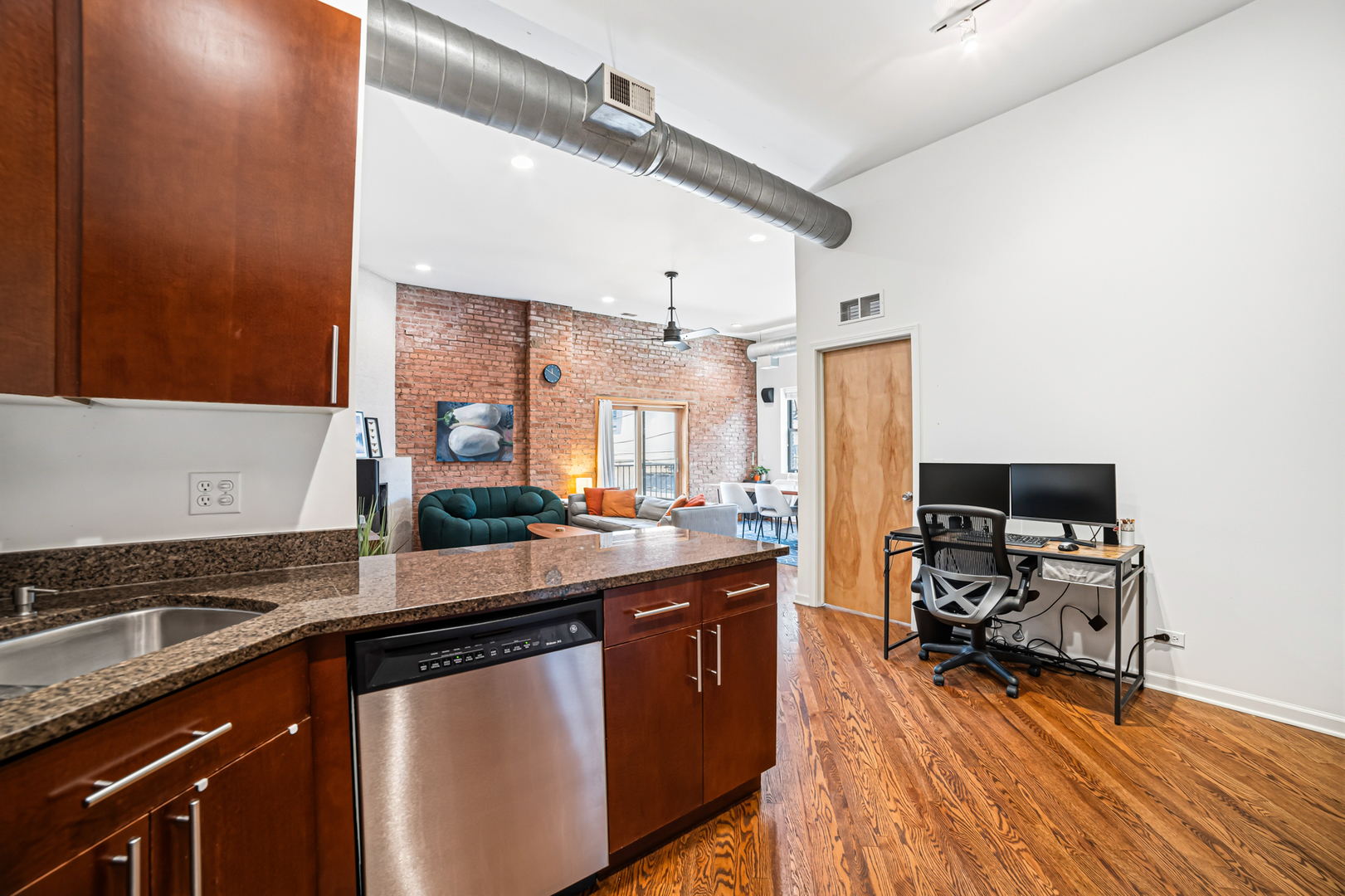 1525 N MILWAUKEE Avenue Unit: 2R