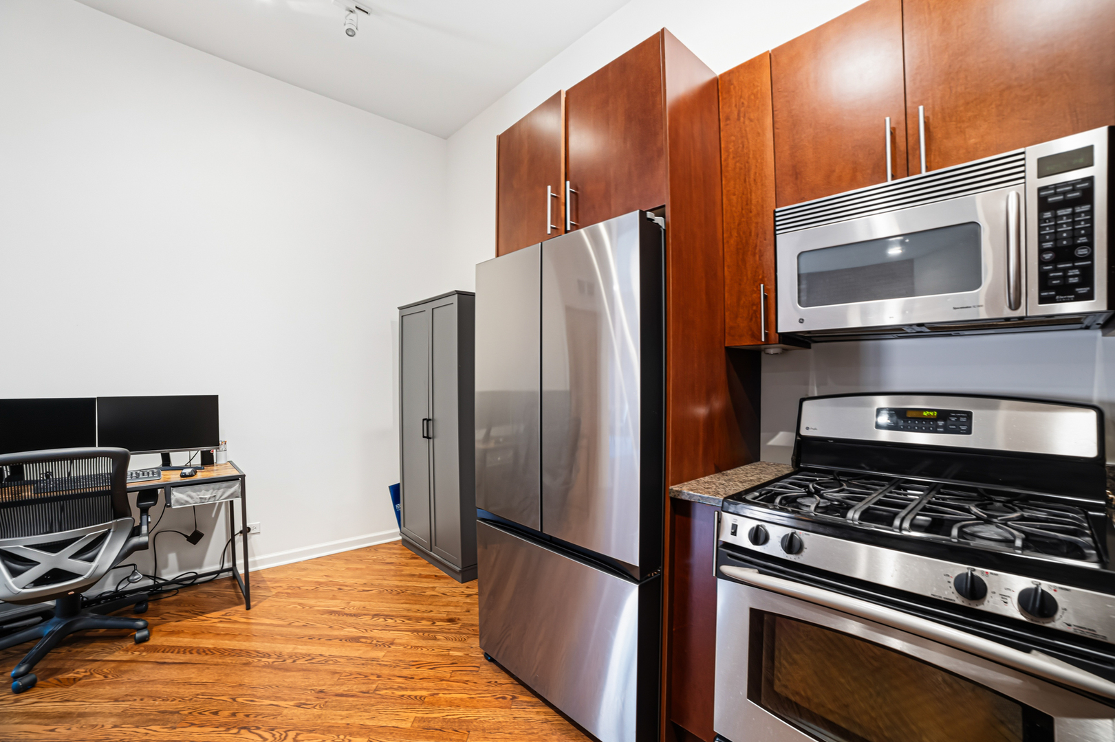 1525 N MILWAUKEE Avenue Unit: 2R