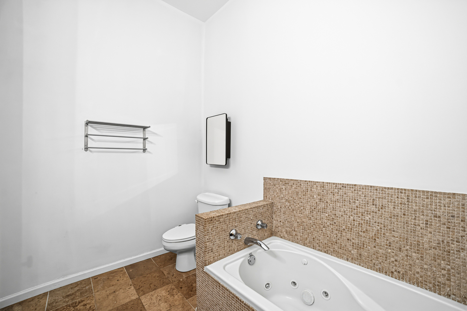1525 N MILWAUKEE Avenue Unit: 2R