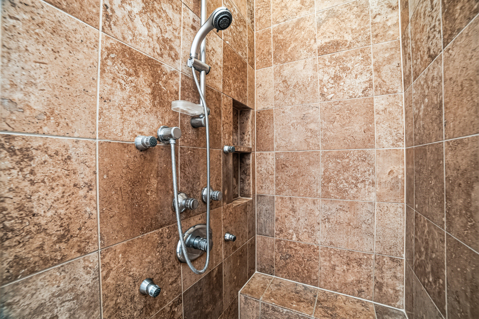 1525 N MILWAUKEE Avenue Unit: 2R
