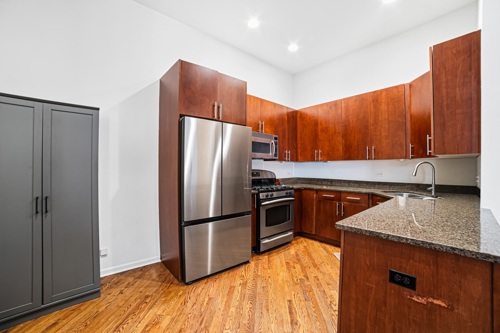 1525 N MILWAUKEE Avenue Unit: 2R