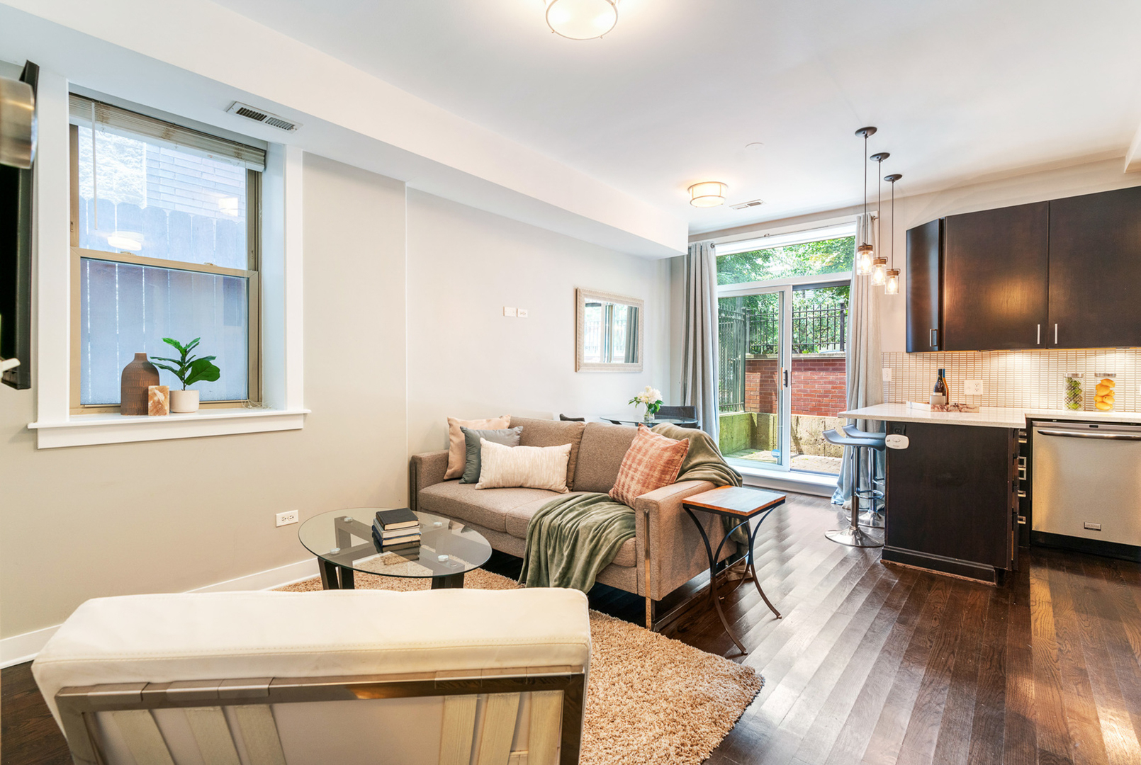1525 N Claremont Avenue Unit: 1A