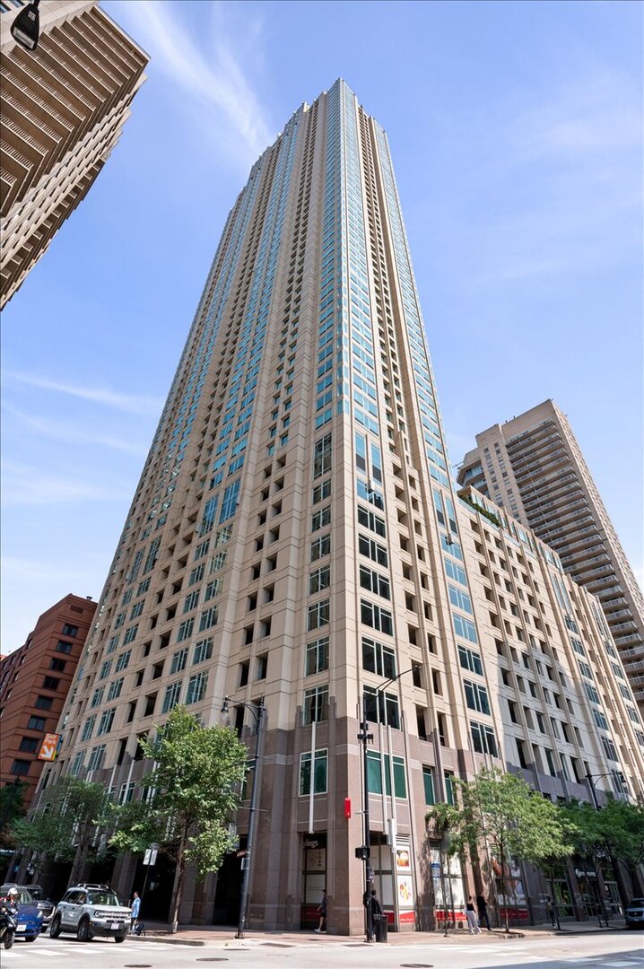 33 W Ontario Street Unit: 38F