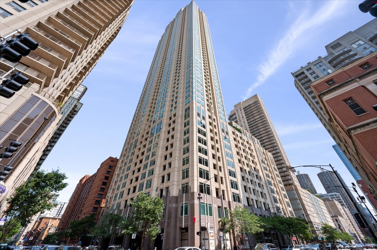 33 W Ontario Street Unit: 38F