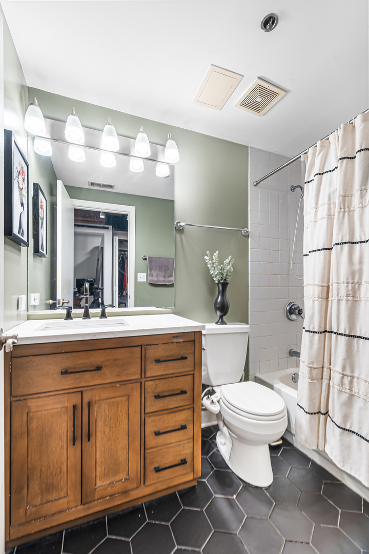 411 W Ontario Street Unit: 407