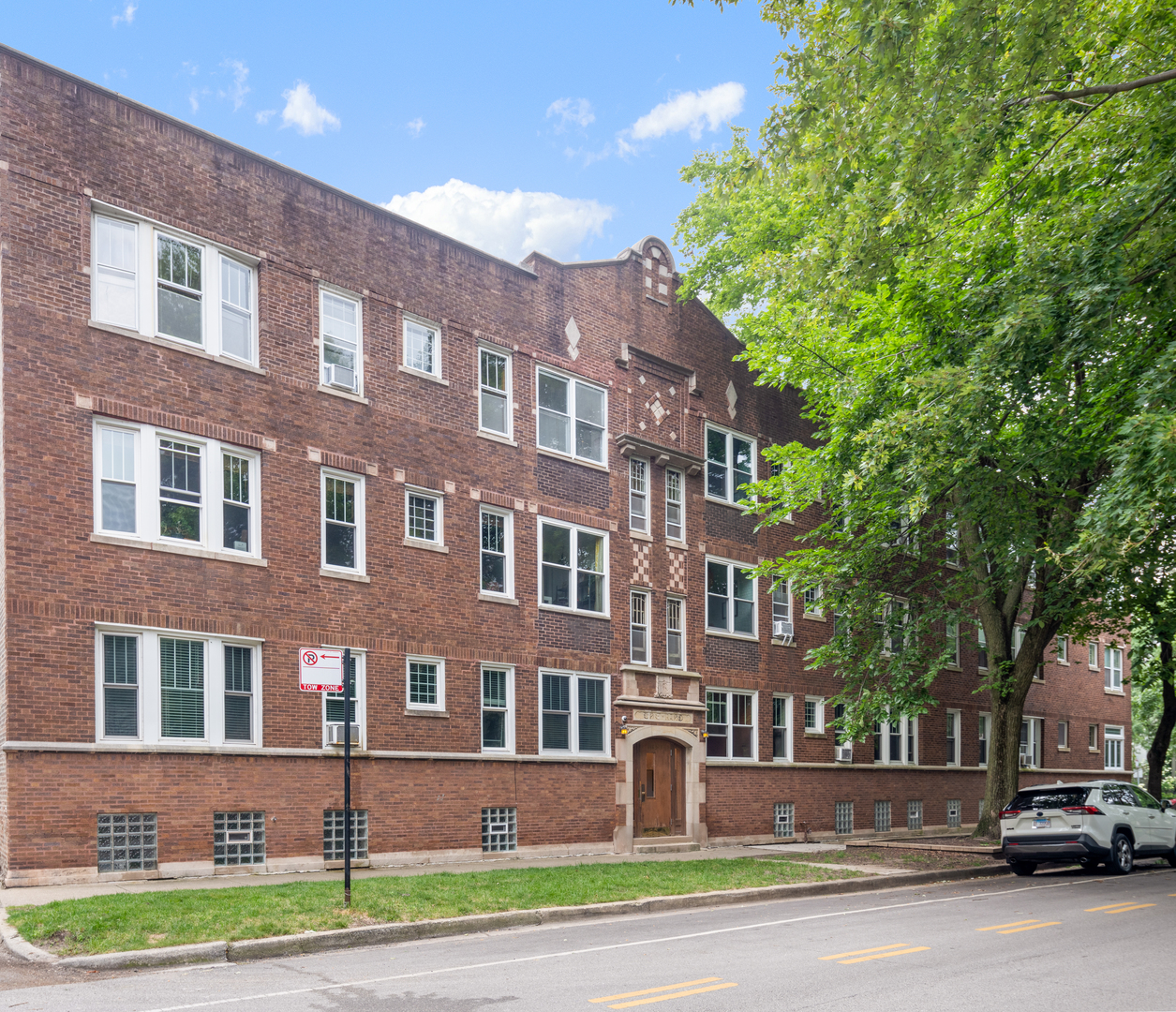 1469 W Berteau Avenue Unit: 303