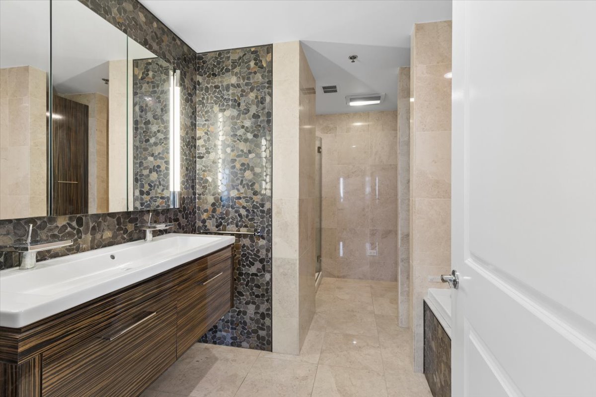 57 E Delaware Place Unit: 3905