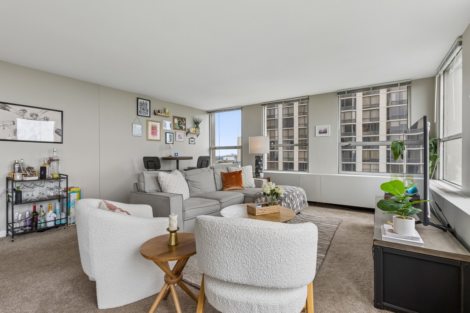 2626 N LAKEVIEW Avenue Unit: 1002