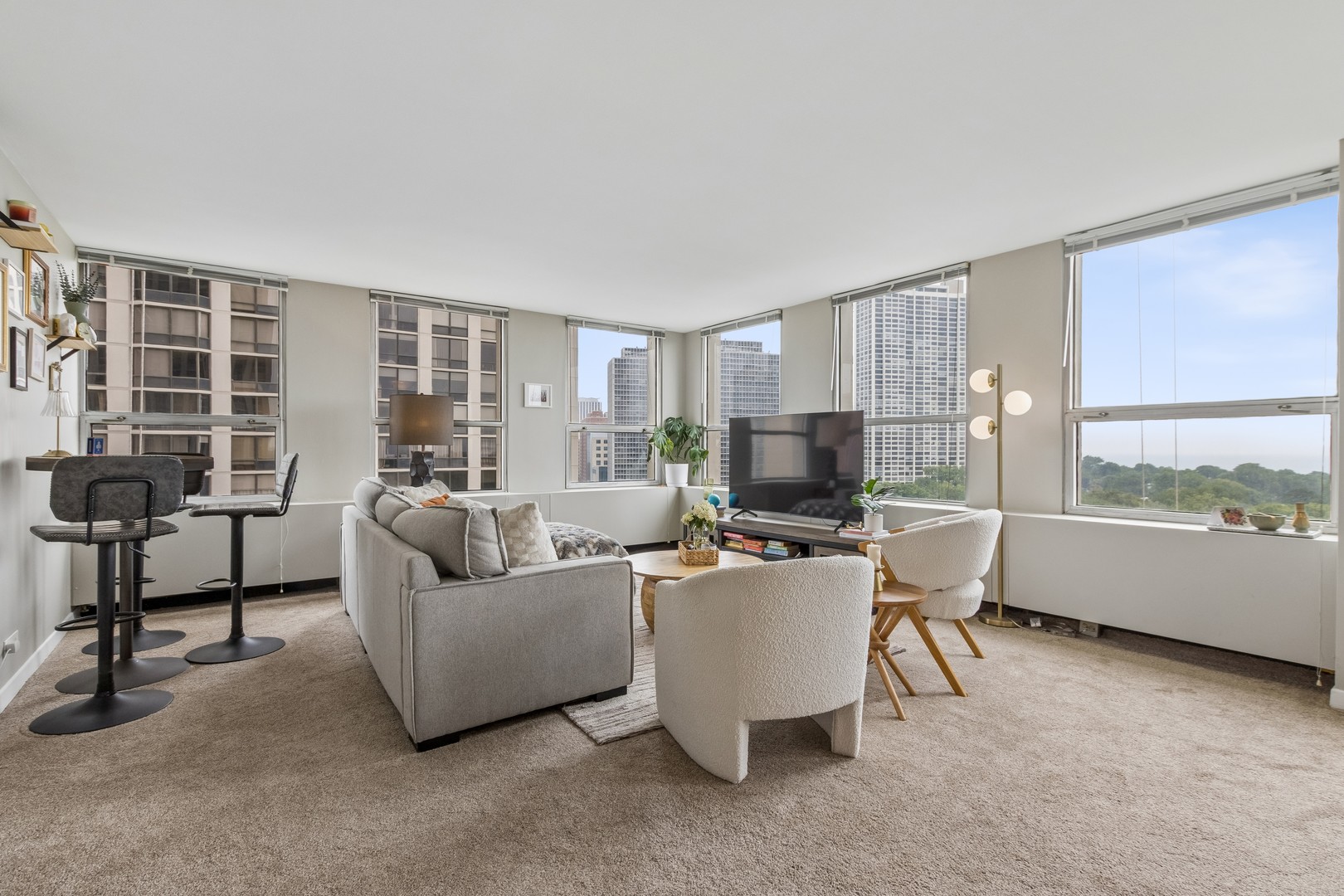 2626 N LAKEVIEW Avenue Unit: 1002