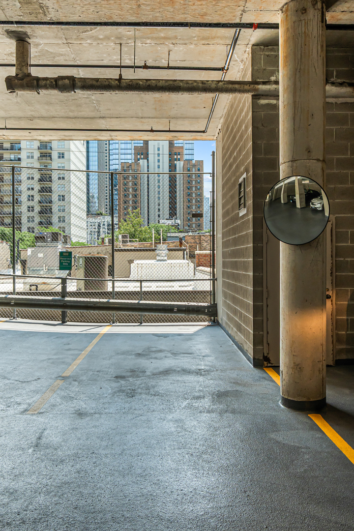 33 W Delaware Place Unit: 14F